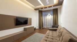 Een modern antraciet TV-meubel in een elegant interieur met diverse afwerkingen.