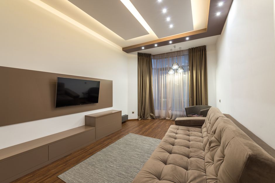 Een modern antraciet TV-meubel in een elegant interieur met diverse afwerkingen.